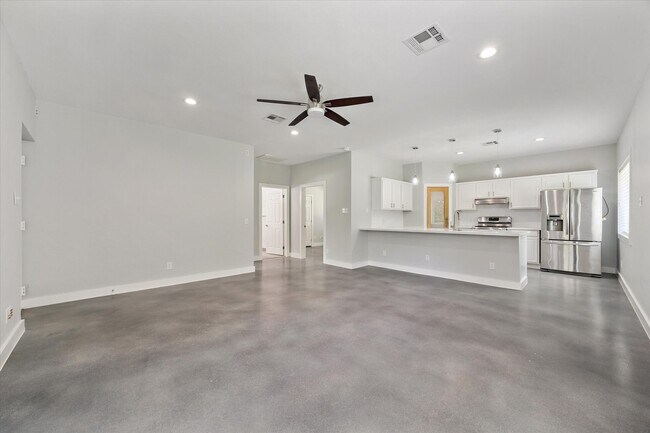 Primary Photo - 1425 Oak Hollow Dr