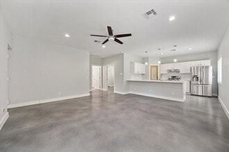 Building Photo - 1425 Oak Hollow Dr