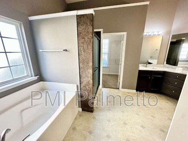 Building Photo - 303 Buckthorne Dr