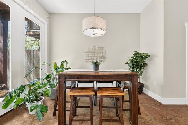 Building Photo - 3003 Lovell Dr