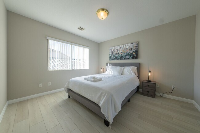 Building Photo - Spacious 4-Bed Family Home in Prime Las Vegas Location!