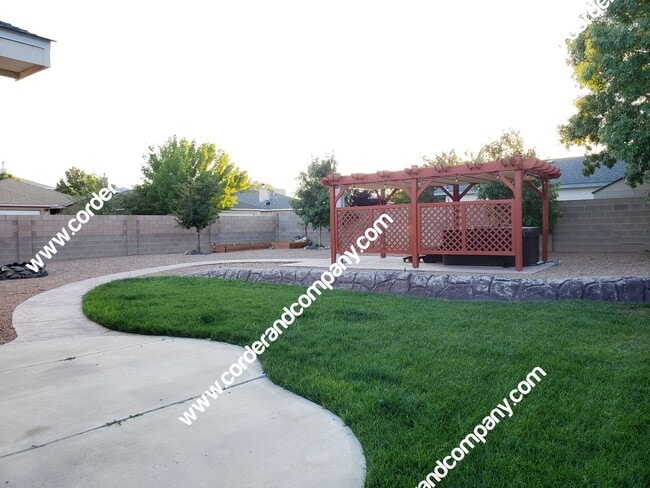 Building Photo - Beautiful 3 Bedroom, 2 Bathroom, 3 Car Gar...