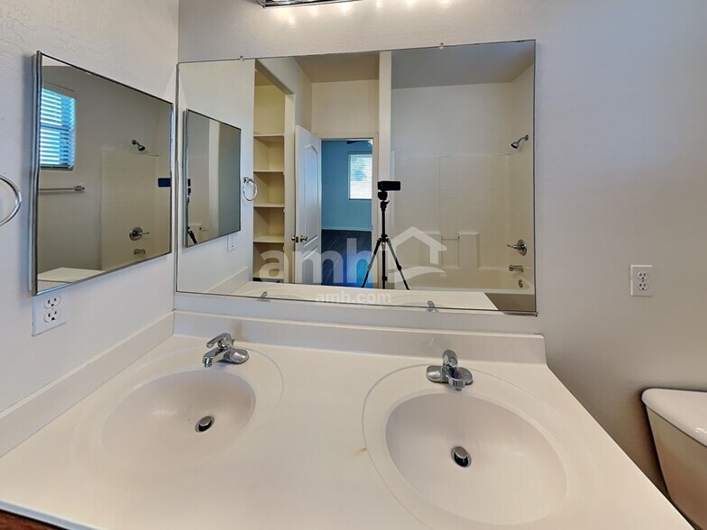 Building Photo - 9360 W Payson Rd