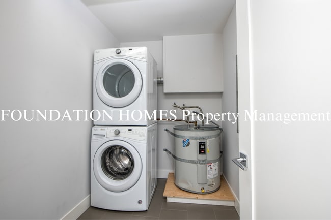 Building Photo - Top Floor 2BD/2BA Waterfront Luxury in Greenwood Cove!  Pool!  Parking!  FOUNDATION