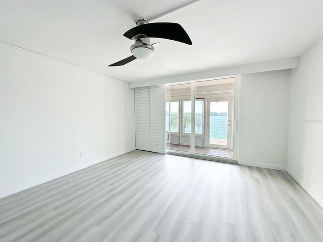 Building Photo - 7910 Sun Island Dr S