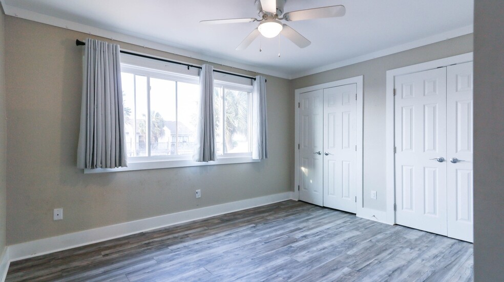 Building Photo - 6473 Oakshore Dr