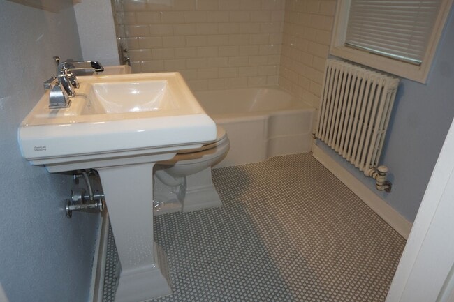 Building Photo - North Mt Tabor one bedroom Condo. Immaculate condition!