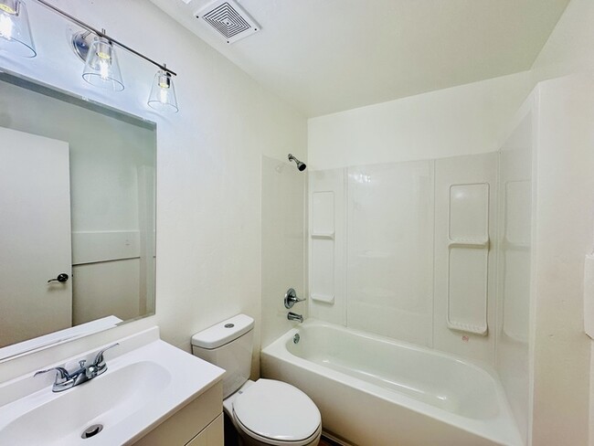 Building Photo - Modern Style Renovated 2 Bedroom with Wash...