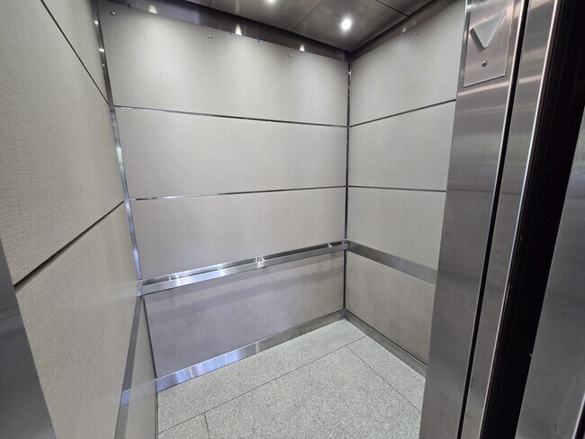 Building Photo - 1700 NW North River Dr