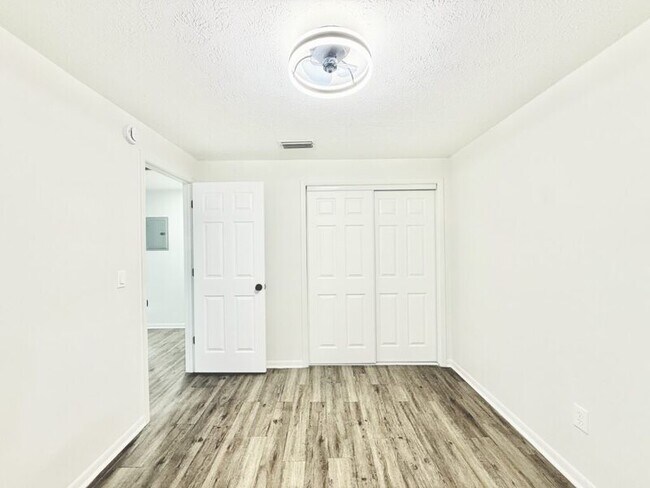 Building Photo - 11705 North Dr