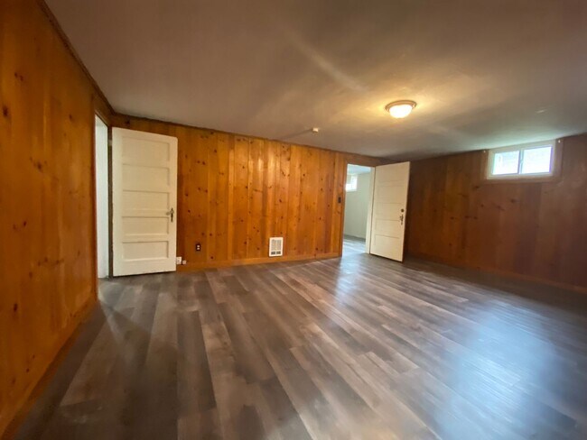 Building Photo - 805 6th St