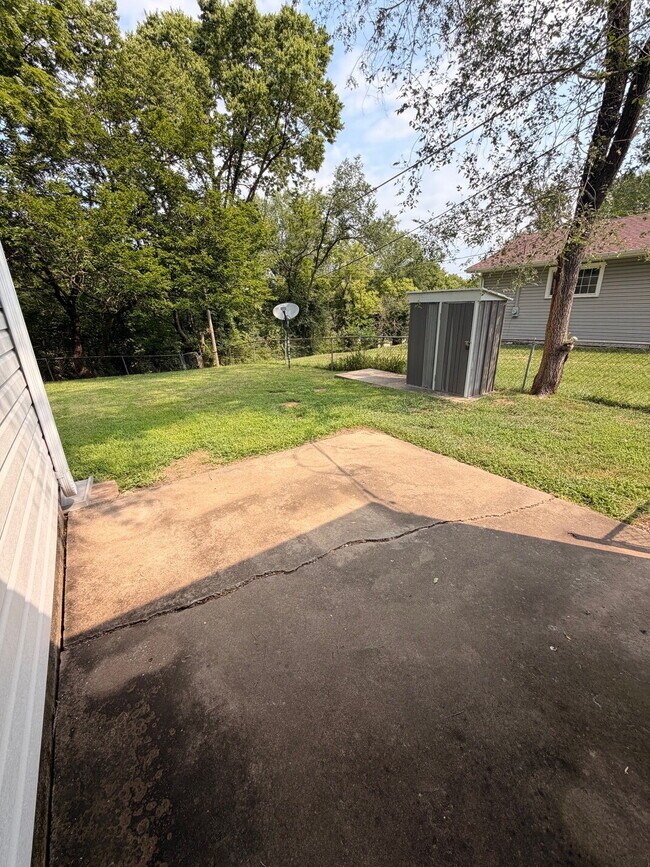 Building Photo - Charming 3-Bedroom  1-bath Kansas City Home with Beautiful Hardwood Floors!