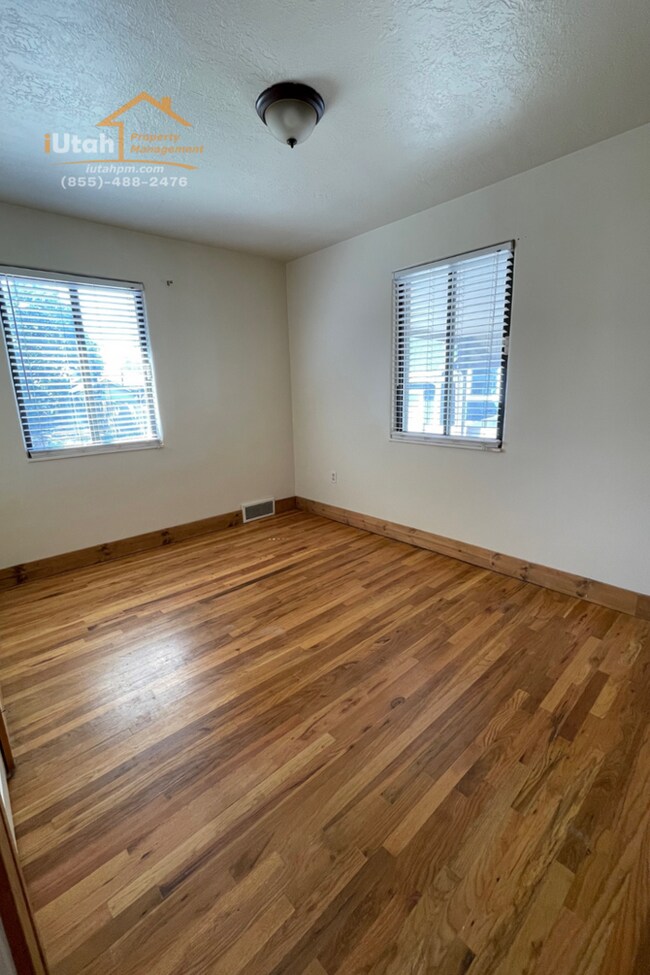 Building Photo - 4 bdrm 2 bth Home