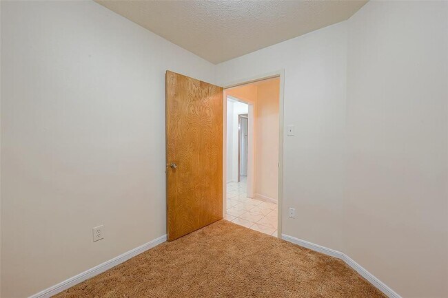 Building Photo - 702 Ave F