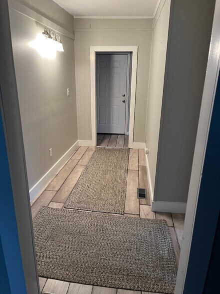 Building Photo - 106 N Main St