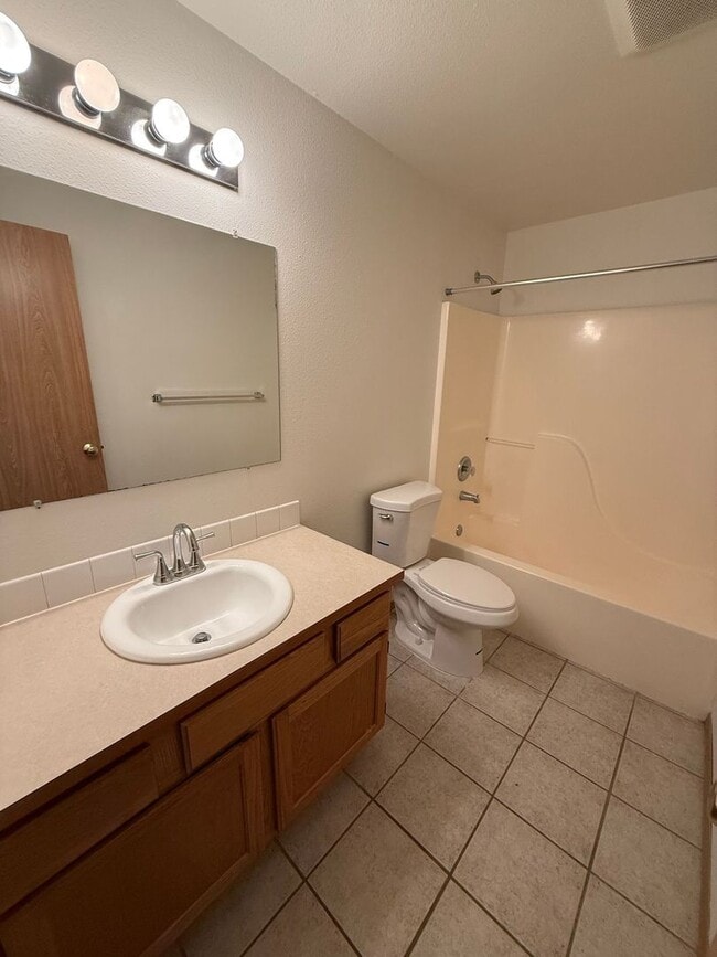 Building Photo - 3 bedroom 2.5 bathroom duplex with large fenced backyard available!!