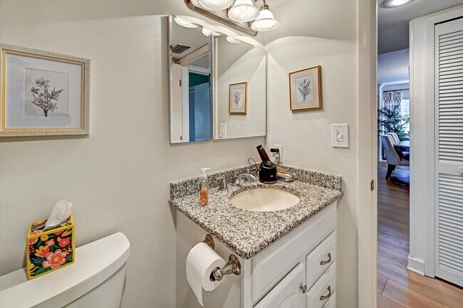 Building Photo - 4821 S Landings Dr