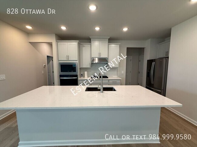 Building Photo - 828 Ottawa Dr