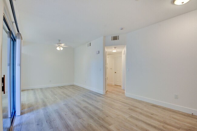 Building Photo - Horizon Hills Condominiums