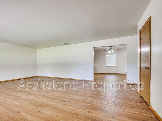 Building Photo - 3121 Lakeside Dr