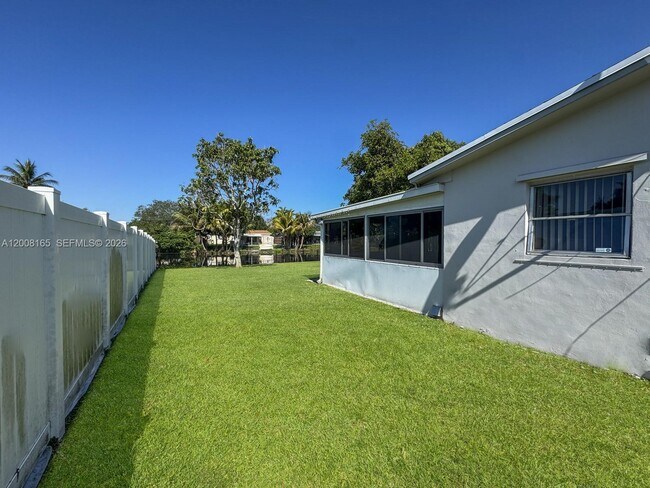 Building Photo - 5051 SW 93rd Ave