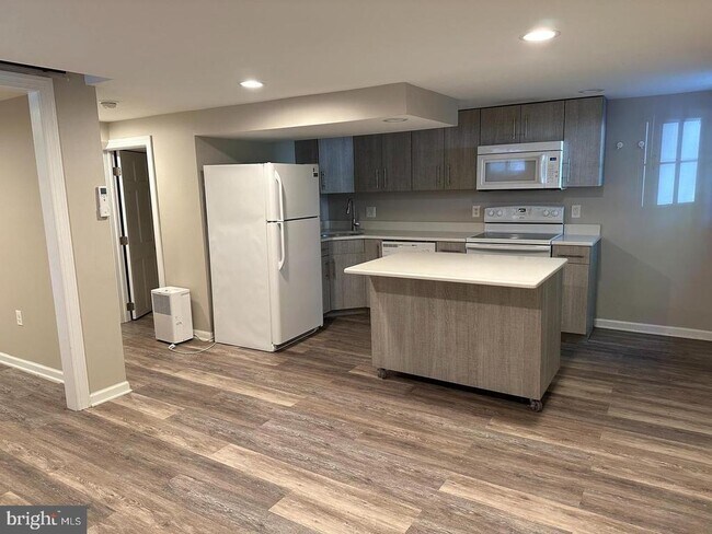 Building Photo - 433 W Jefferson St