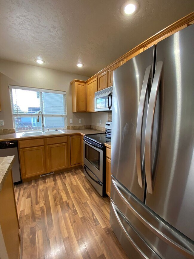 Building Photo - Lovely 4 Bedroom (+ Large bonus room) in B...