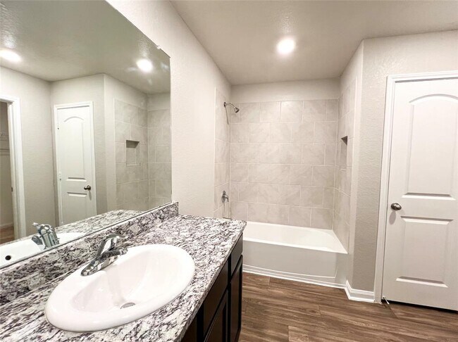 Building Photo - 1033 Riverdale Cove