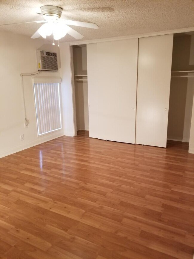 Building Photo - 10854 Reseda Blvd