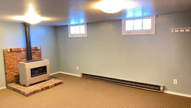 Building Photo - Cozy Farmhouse