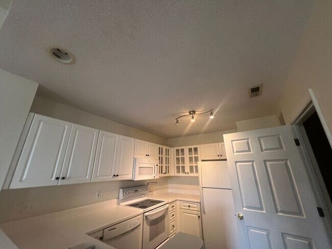 Building Photo - Breezewood Condo, 2 Brd/2bath, center of W...