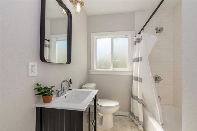 Building Photo - Beautiful Historic Home Meets Modern Luxury in San Leandro