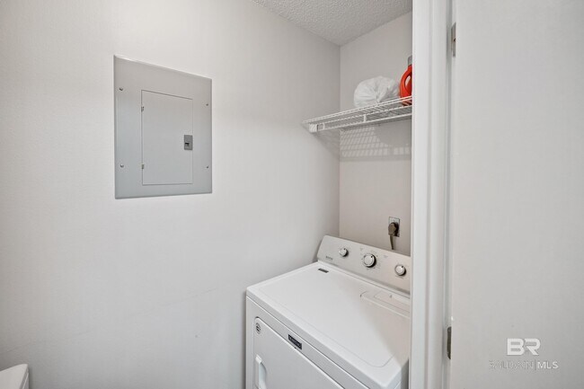 Building Photo - 620 S Oak St