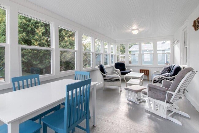 Building Photo - 1300 Dodge St