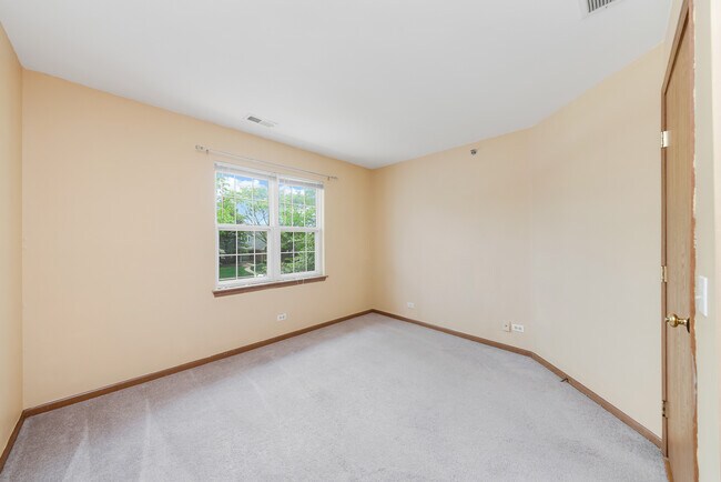 Building Photo - 5S510 Scots Dr