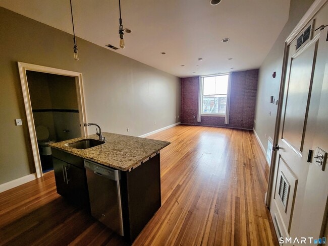 Building Photo - 14 N Main St