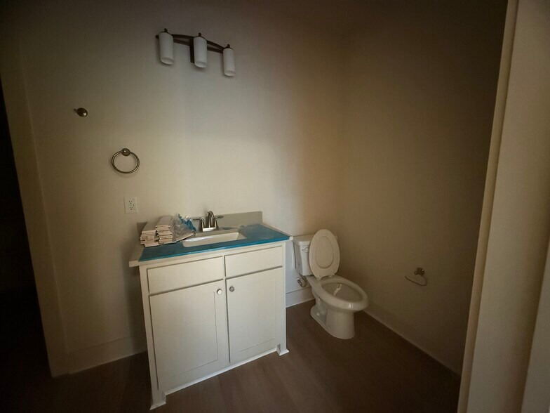 Building Photo - 106 Kirkland St