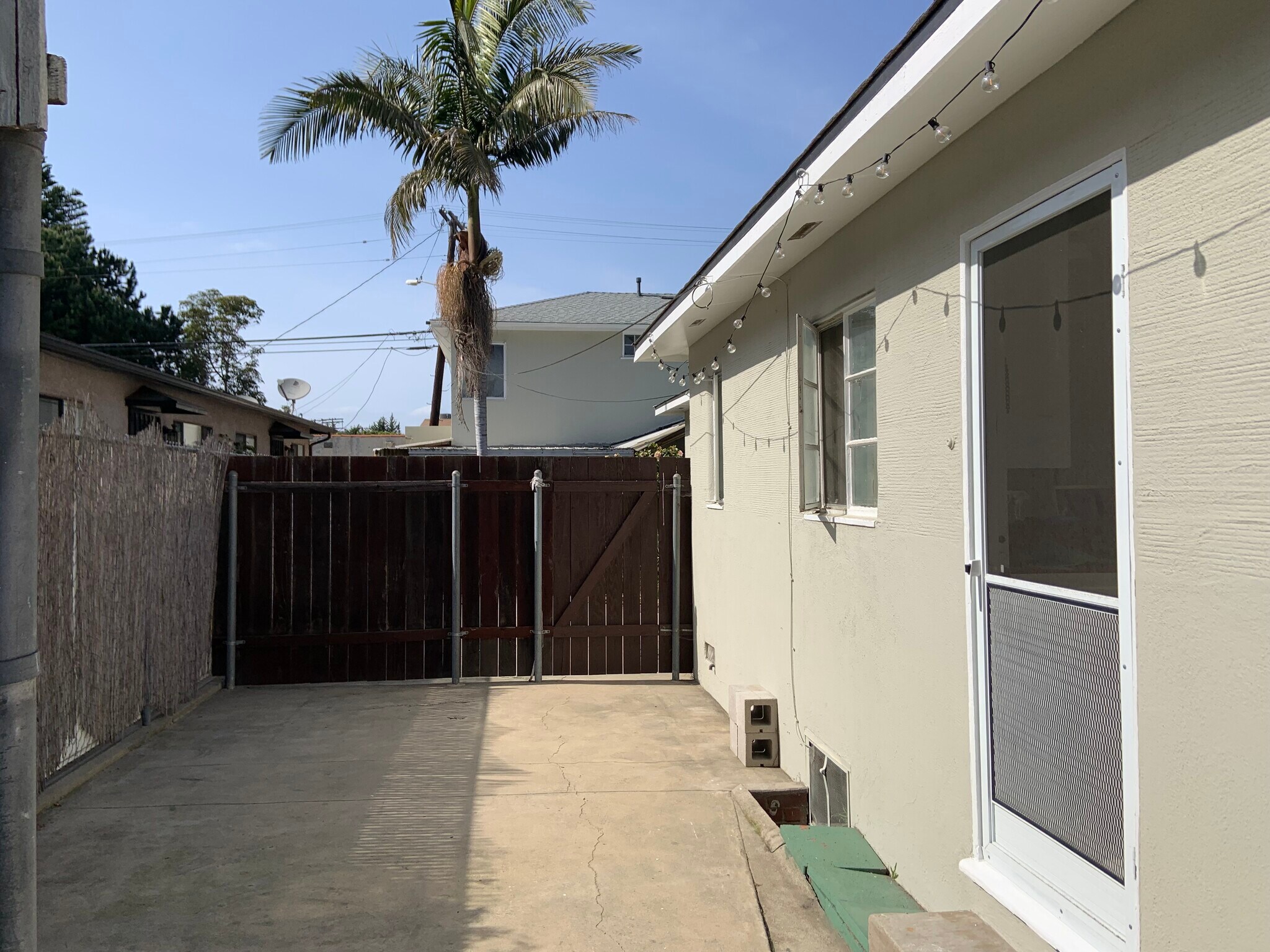 Building Photo - 2599 Wellesley Ave