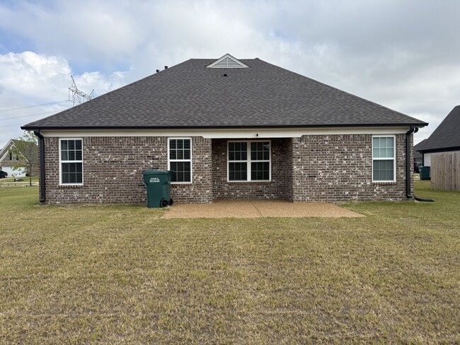 Building Photo - Beautiful 4-bedroom 3 full bathroom home i...