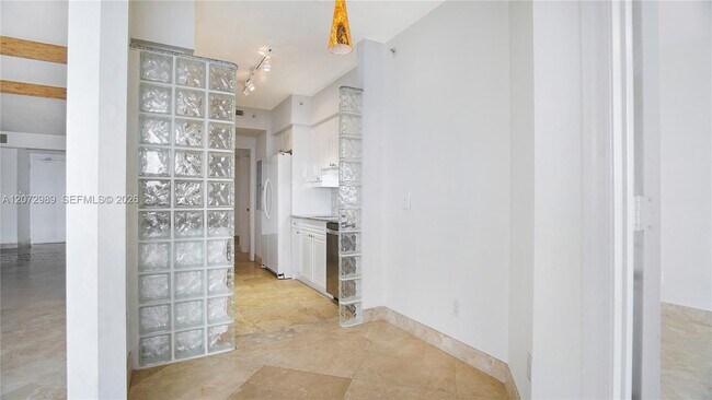 Building Photo - 4775 Collins Ave