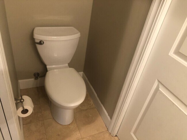 Building Photo - Newer 3 bedrooms 2.5 bathroom townhouse! MOVE IN SPECIAL!