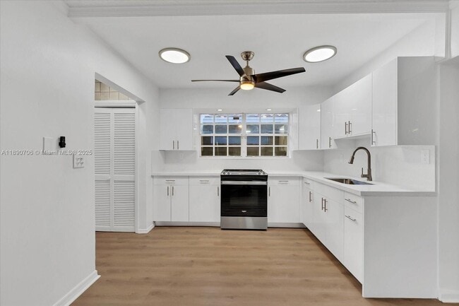 Building Photo - 4090 SW 69th Ave
