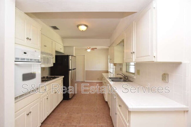 Building Photo - 204 Chaucer Ln