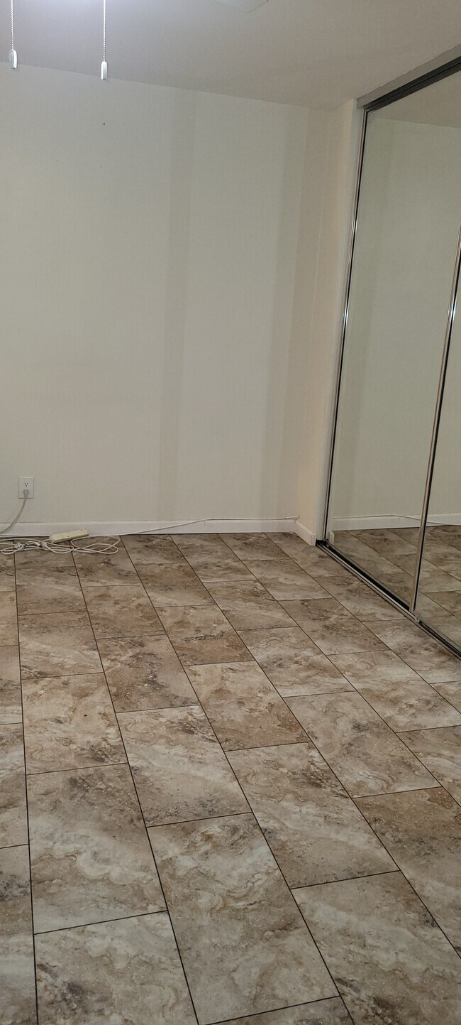 without furniture - 17446 Ludlow St