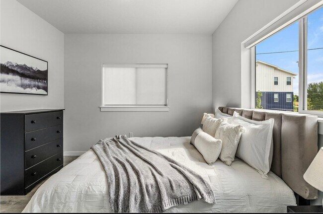 Building Photo - 3 Bedroom 2.5 Bath Pet Friendly Town Home ...