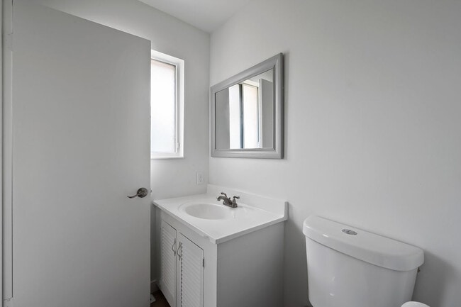 Building Photo - 11044 S Temple Dr