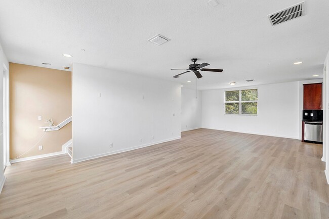 Building Photo - LARGE 3-bed, 3-bath townhome with 2-car ga...