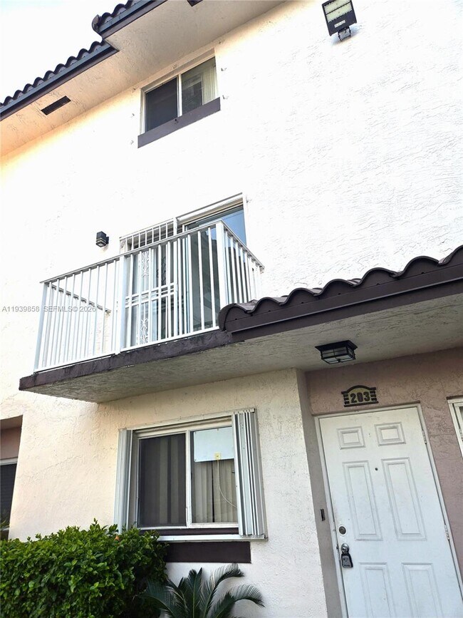 Building Photo - 1100 SW 104th Ct