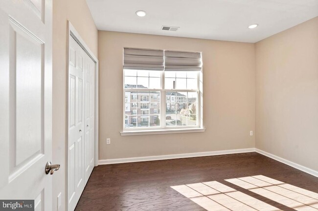 Building Photo - 944 Halifax Pl