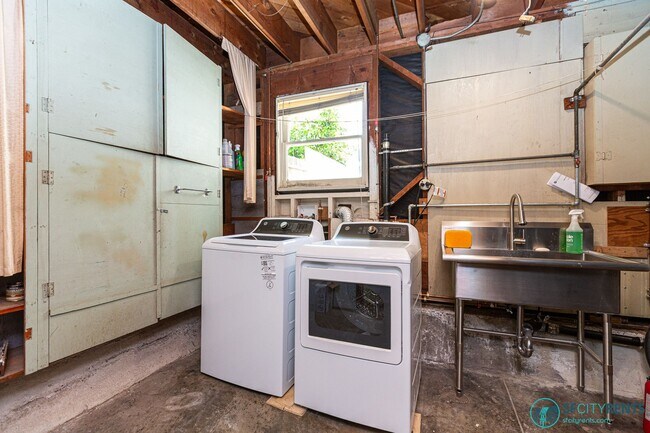 Building Photo - Outer Sunset: Top Floor w/ Shared Yard & Laundry on N Judah Line